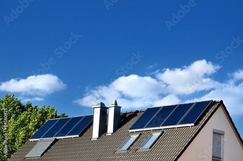 Wallpaper Mural Thermische Solarkollektoren auf Hausdach Torontodigital.ca