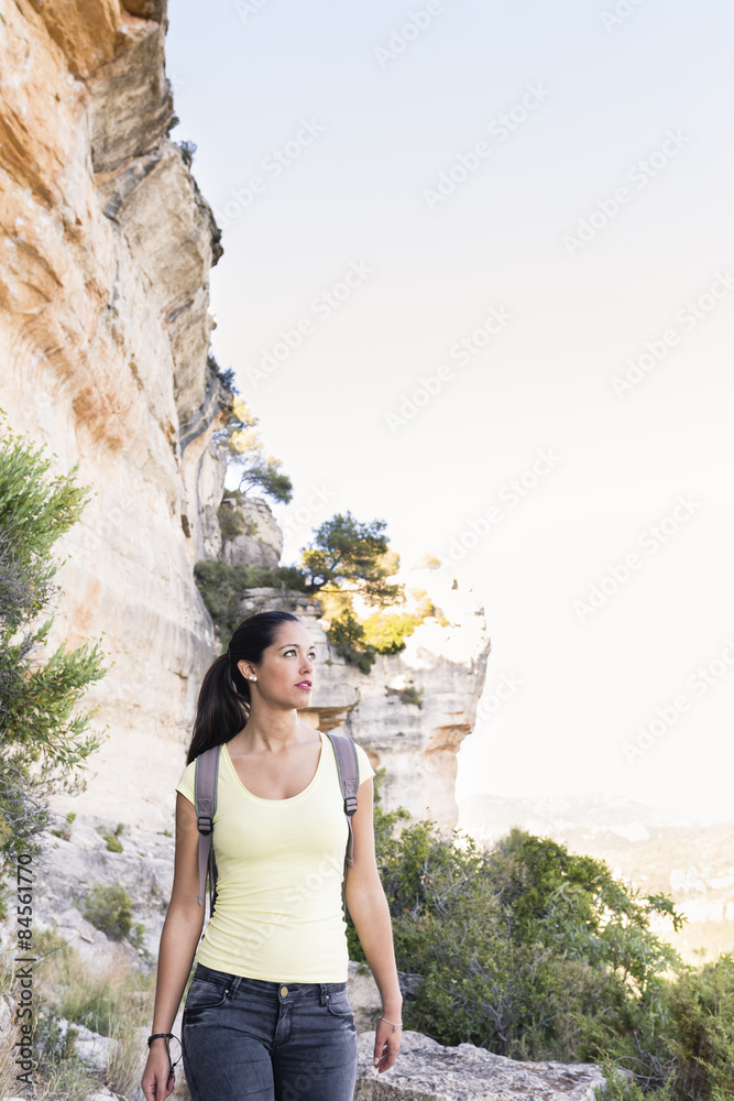 Naklejka premium young woman on top of a mountain with good views