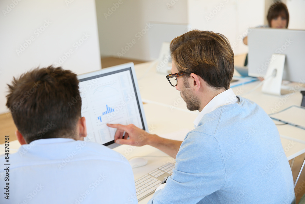 Obraz premium Office workers meeting for project