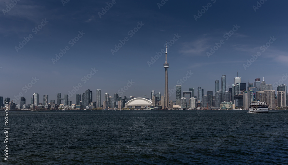 Panorama-  Skyline von Toronto mit Fähre
