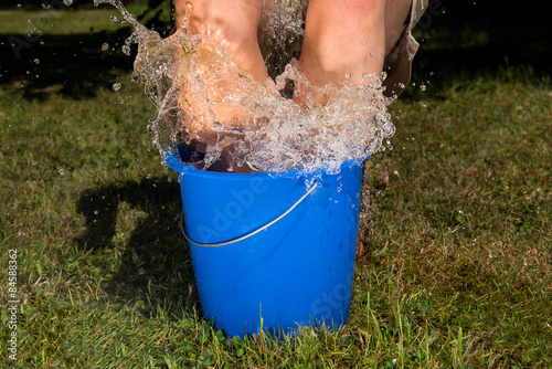 Fußbad im Wassereimer - Erfrischung im Garten