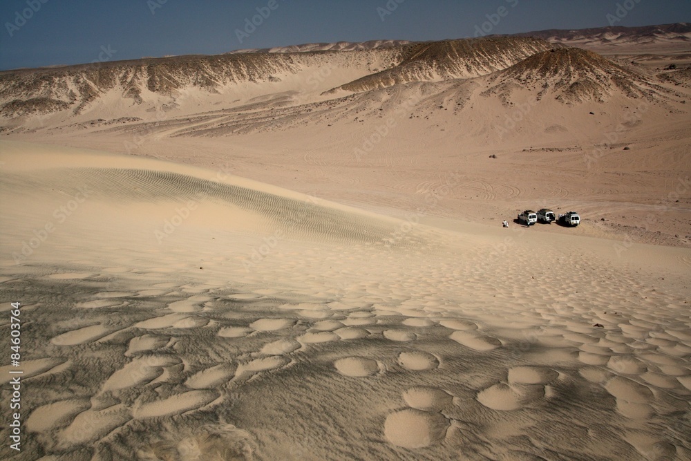Pustynny krajobraz - samochód na pustyni - obrazy, fototapety, plakaty 
