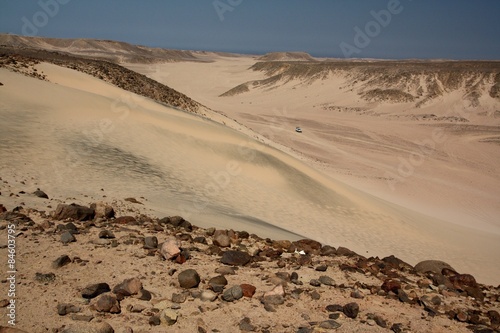 Pustynny krajobraz - samochód na pustyni