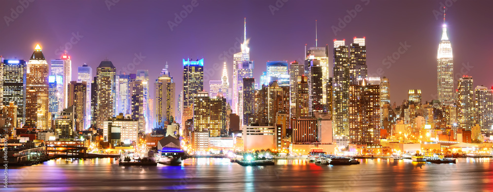  Manhattan skyline at night. - obrazy, fototapety, plakaty 