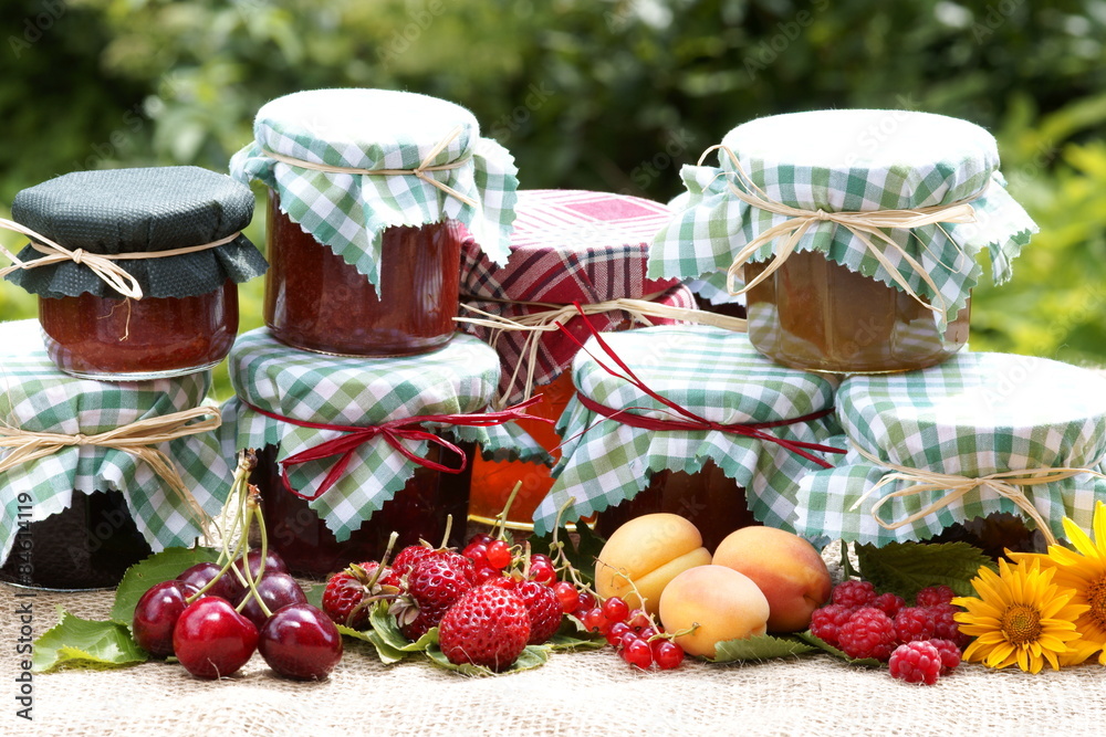 verschiedene selbstgemachte Marmeladen mit Früchten