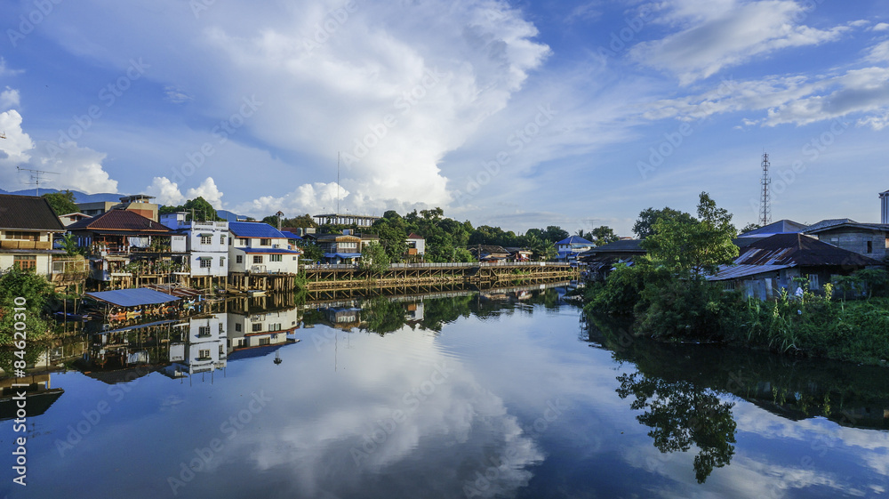 View picture houses along the river in Thailand.