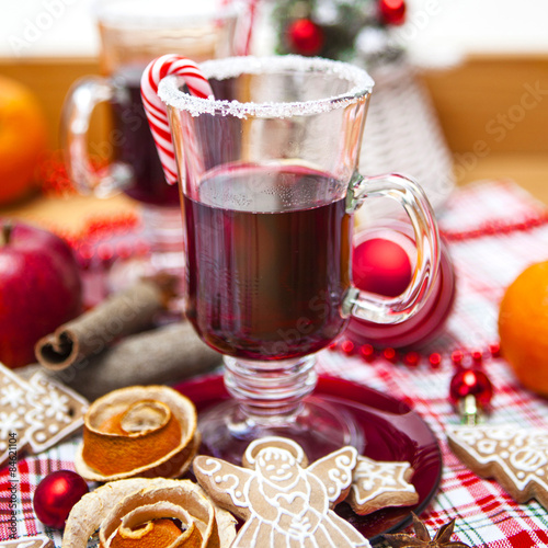 Mulled wine with spices and gingerbread cookies.