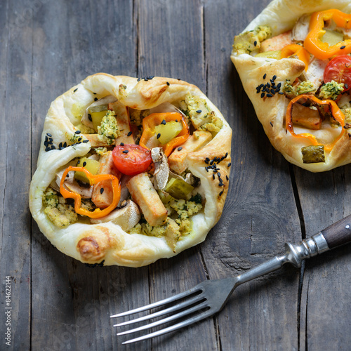 Mit Gemüse und Tofu gefüllte Blätterteigtaschen, vegan photo