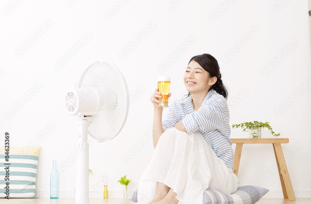 部屋でビールを飲む女性