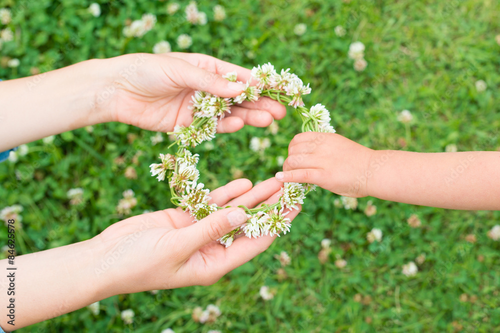 花の冠を手渡す親子の手 Stock Photo Adobe Stock