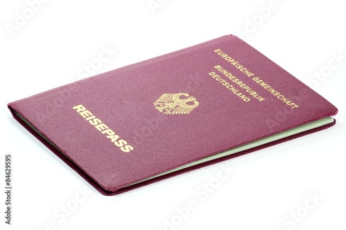 deutscher Reisepass isoliert auf weißem Hintergrund
