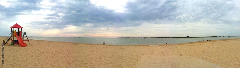 Tarde nublada en la playa