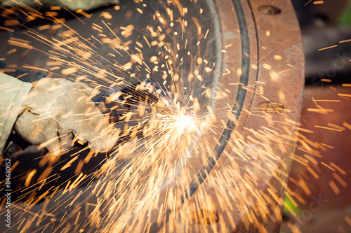 Splashes of molten metal during plasma cutting