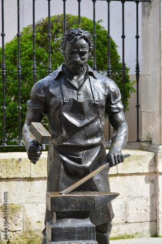 estatua de un herrero en las calles de burgos