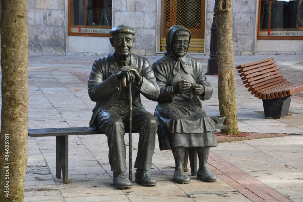 pareja de ancianos sentados en un banco pareja de ancianos sentados en un banco