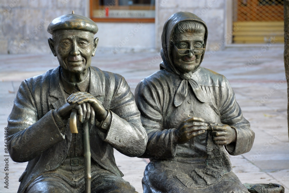 estatua de una pareja de ancianos en las calles de burgos estatua de una pareja de ancianos en las calles de burgos