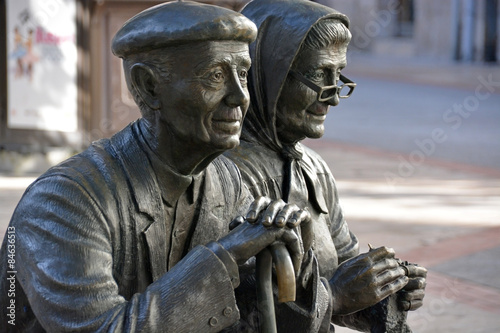 estatua de una pareja de ancianos en las calles de burgos