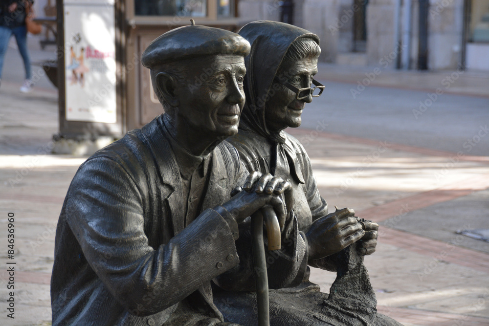 estatua de una pareja de ancianos en burgos