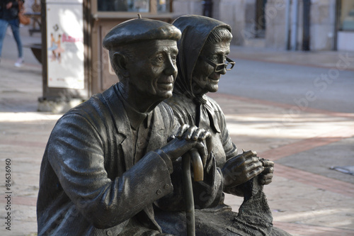 estatua de una pareja de ancianos en burgos