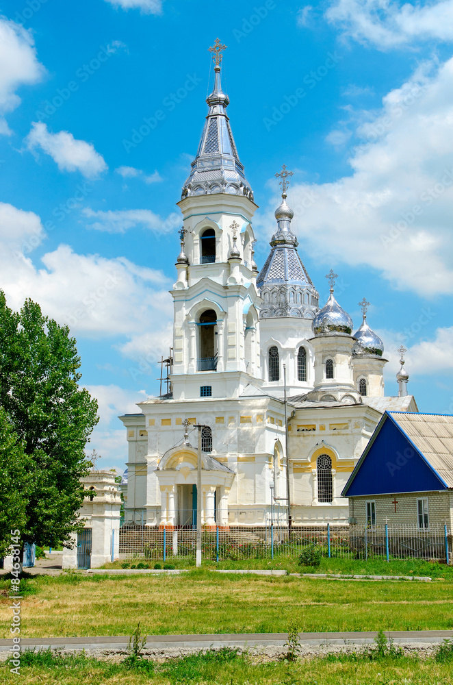 Красивый православный  храм на фон