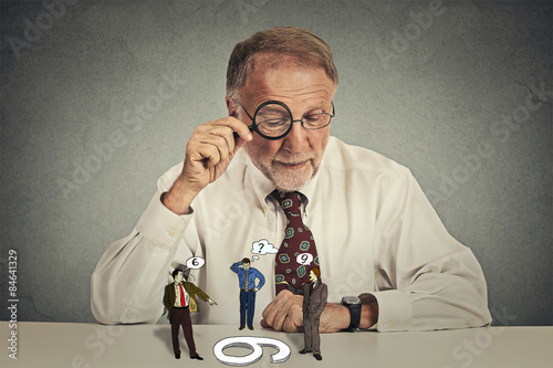 Billede på lærred man skeptically looking at arguing people through magnifying glass