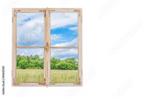 Fenster mit Blick auf Feld und Wiese