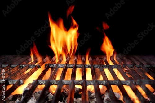 Obraz na płótnie Gorący pusty węgiel drzewny BBQ grill Z Jaskrawymi płomieniami