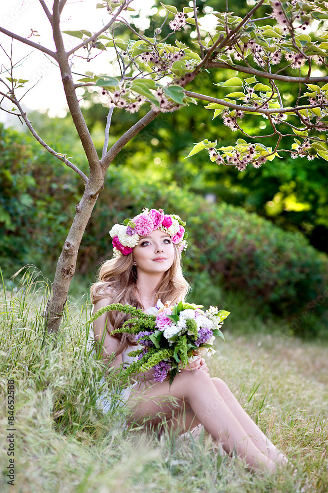 Obraz premium Beautiful bride in the garden. Soft focus.