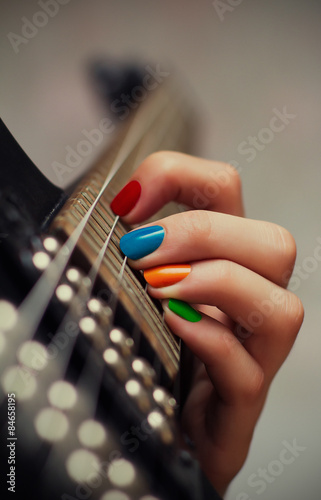 Canvastavla Woman's hand playing electric guitar.