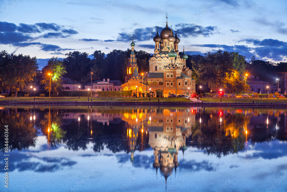 Троицкая церковь отражается в Останкинском пруду в вечернем свете, Москва, Россия