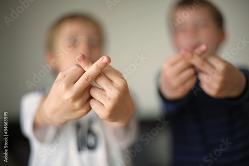 Kinder mit gekreuzten Fingern 
