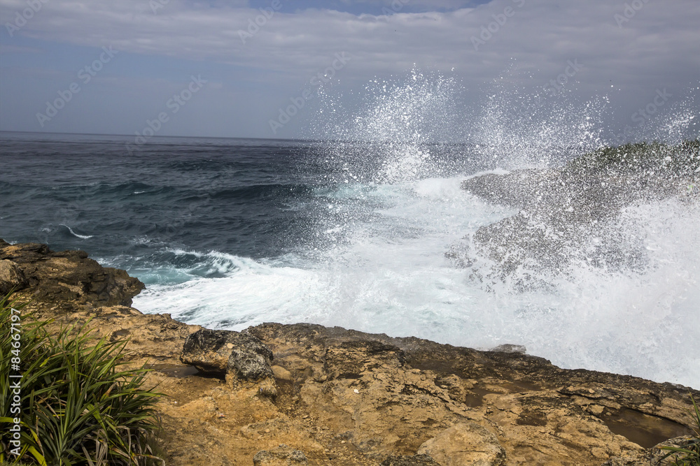 strong sea surf, bay Devil´s Teor, Lembongan, Indonesia