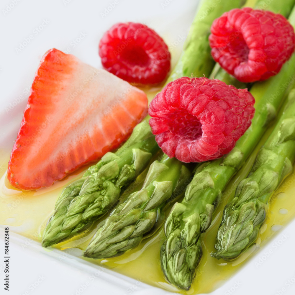 Grüner Spargel mit Erdbeeren und Himbeeren Grüner Spargel mit Erdbeeren und Himbeeren