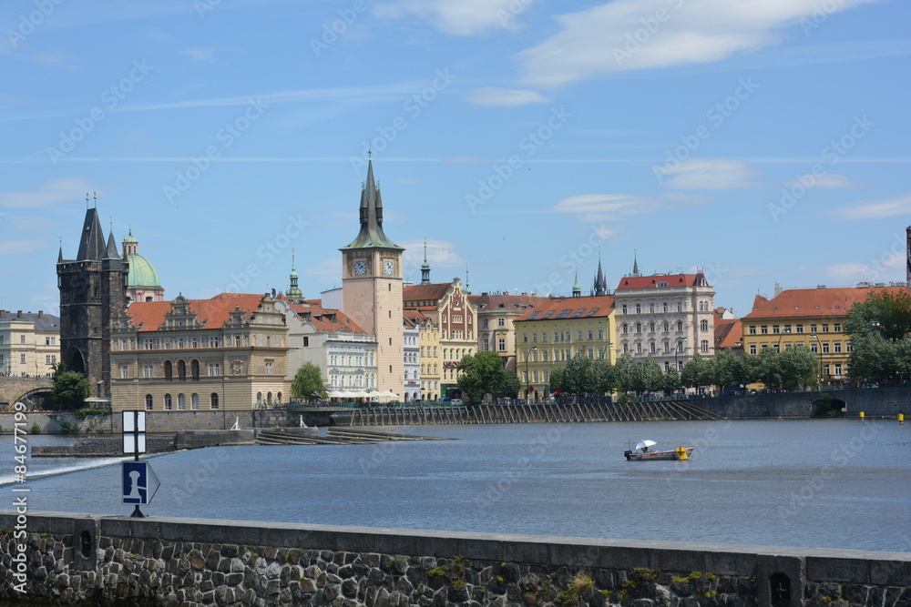 Blick zur Prager Altstadt ueber die Moldau