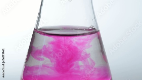 Chemische Reaktion in Erlenmeyerkolben