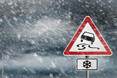 Verkehrsschild Schleudergefahr bei Schnee 2