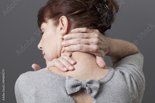 acupressure for relaxing shoulder and backache photo