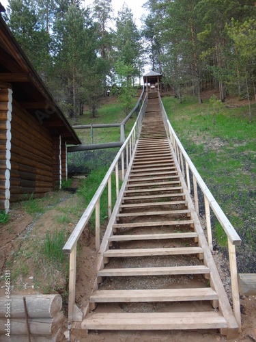 Fototapeta Naklejka Na Ścianę i Meble -  Деревянная лестница в парке