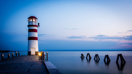 Poster Vuurtoren Roodgestreepte vuurtoren aan zee  © jan_S