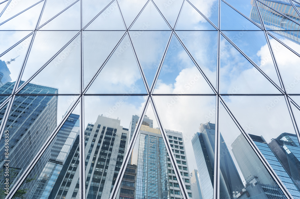 Obraz premium Reflection of urban skyline on modern office building