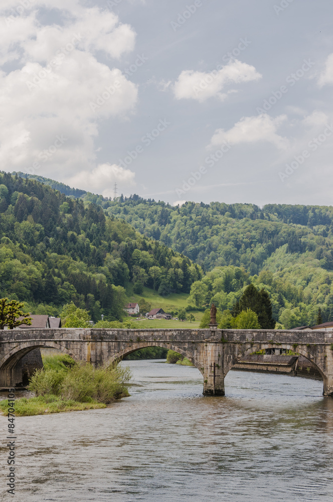 Saint-Ursanne, St-Ursanne, Stadt, historische Steinbrücke, Brücke, Nepomuk, Doubs, Fluss, Schweiz