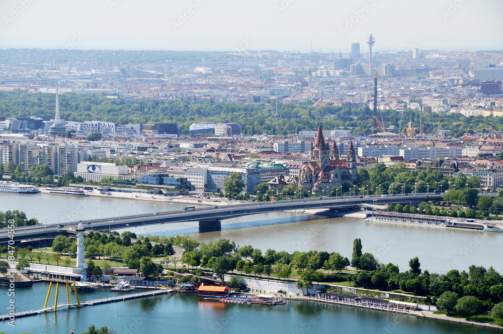 Blick über Wien mit Donau und Reichsbrücke