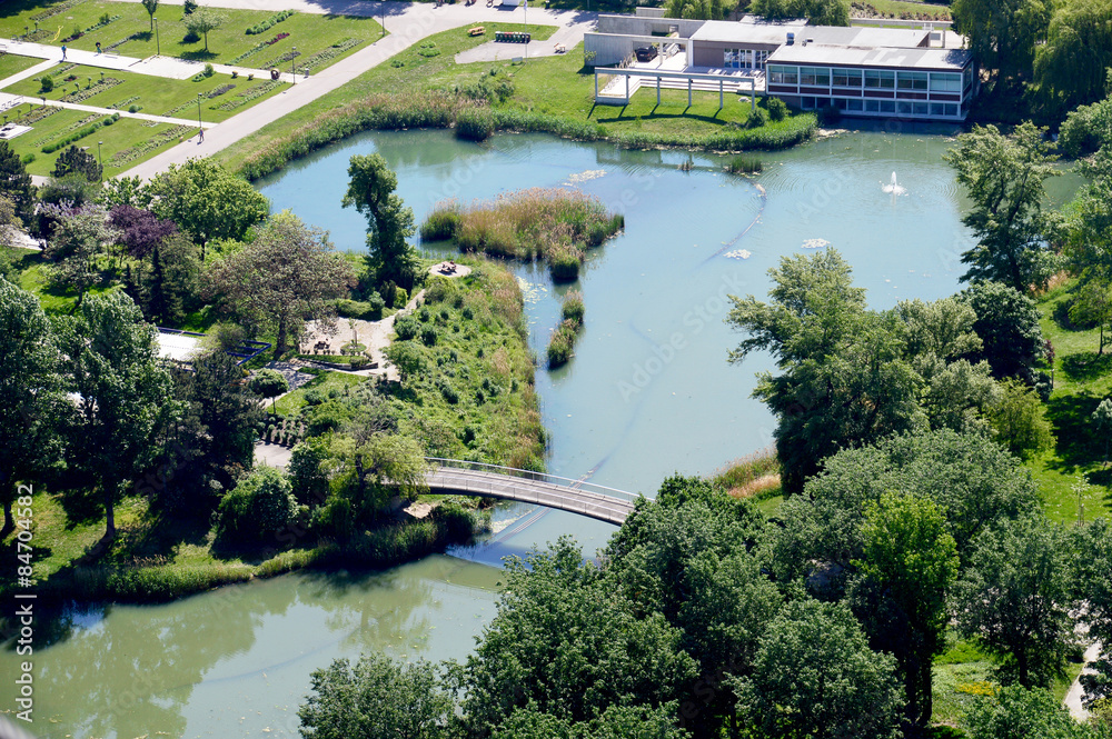 Parkanlage mit Teich und Brücke aus der Vogelperspektive Parkanlage mit Teich und Brücke aus der Vogelperspektive