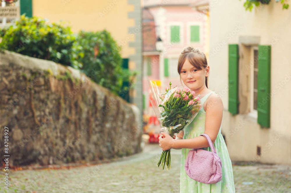 Naklejka premium Outdoor portrait of a cute little girl 