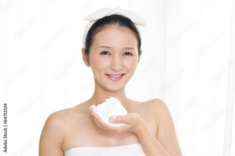 洗顔をする女性 洗顔をする女性