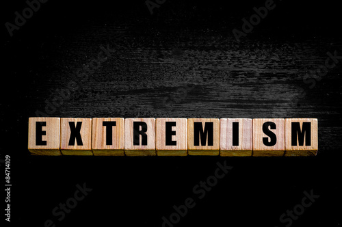 Foto Word EXTREMISM isolated on black background