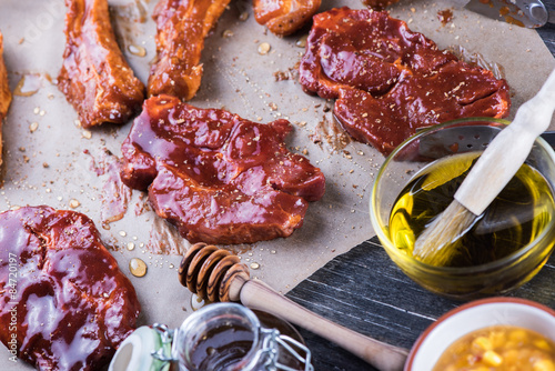 Preparation of pork slices in glaze for barbecue