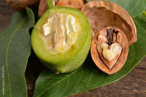 Mallo di noci  con foglie - Husk nuts with leaves
 photo