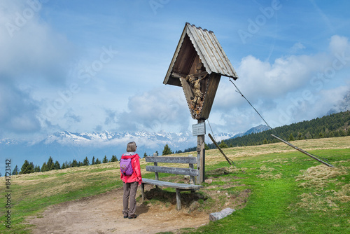 Frau vor Holzkreuz in Südtirol