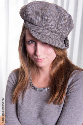 Portrait einer jungen Frau mit Mütze